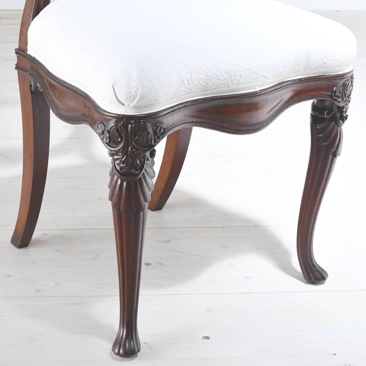 Set of Six Flemish Dining Chairs with Carved Balloon-Back and Upholstered Seat In Good Condition For Sale In Miami, FL