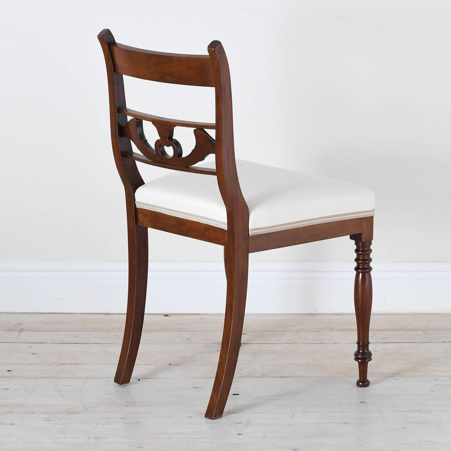 Polished Set of 4 Antique English Regency Dining Chairs in Mahogany w/ Upholstered Seat For Sale