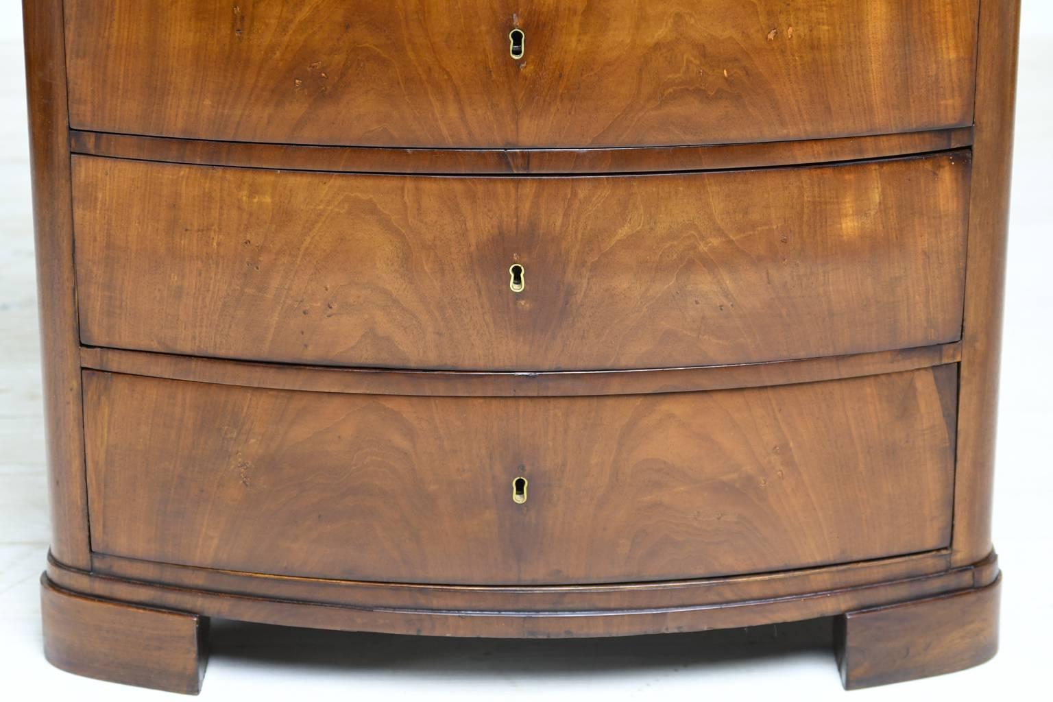 Small Antique Biedermeier Chest of Drawers in Mahogany, Denmark, circa 1830 In Good Condition In Miami, FL