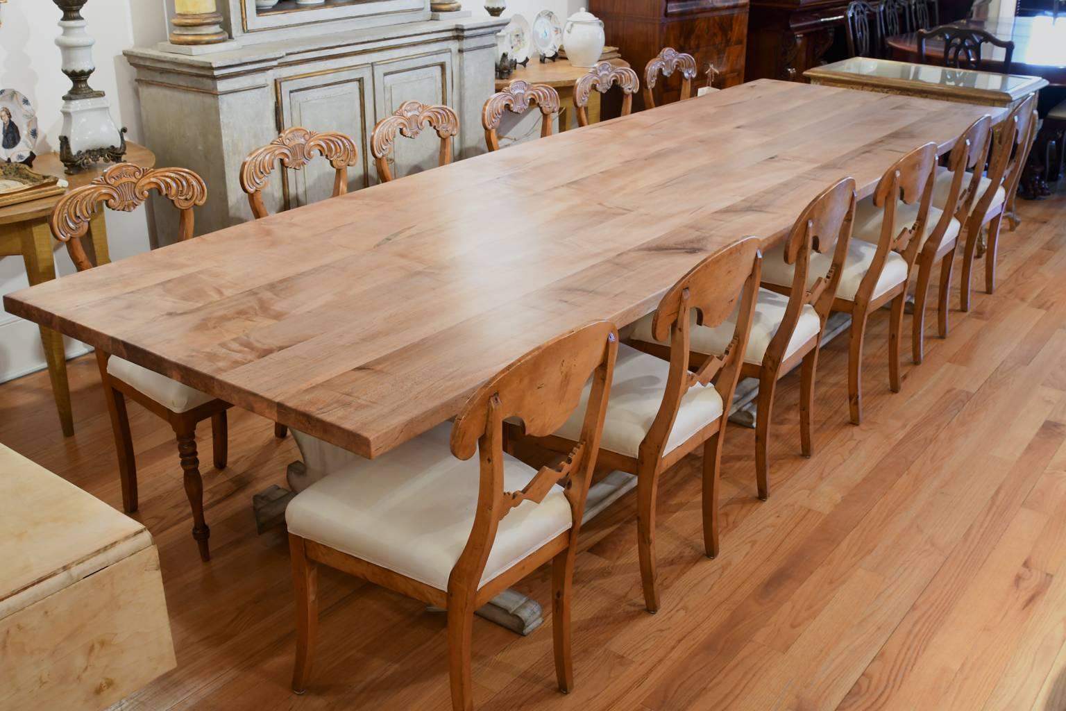 Huilé Table gustavienne Bonnin Ashley de 3,40 m sur mesure montrée avec tréteaux peints  en vente