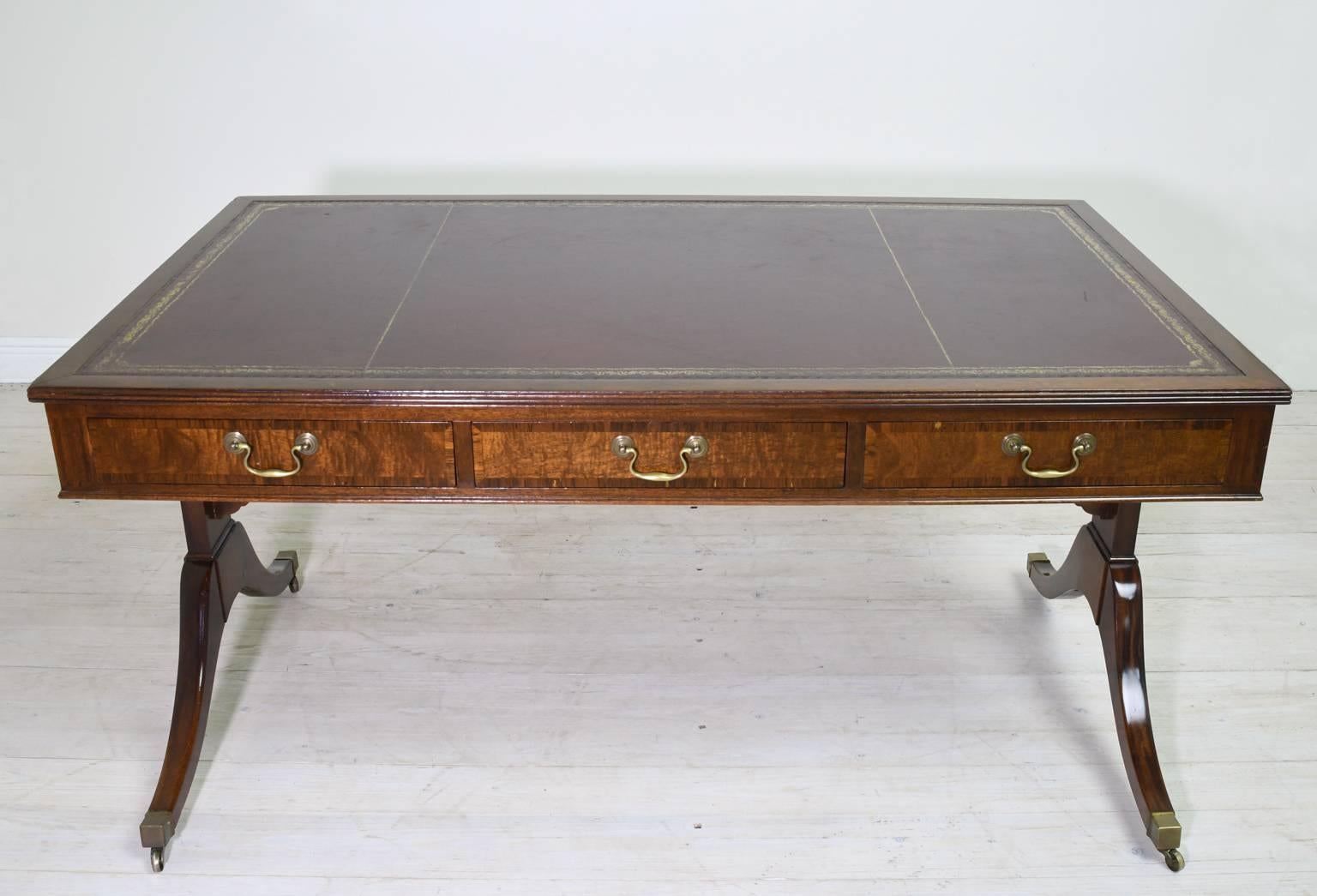 19th Century English Regency Style Partners' Desk in Mahogany with Leather Top In Good Condition In Miami, FL