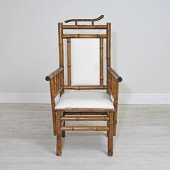 Paire de chaises longues anciennes en bambou d'Indochine française avec rembourrage