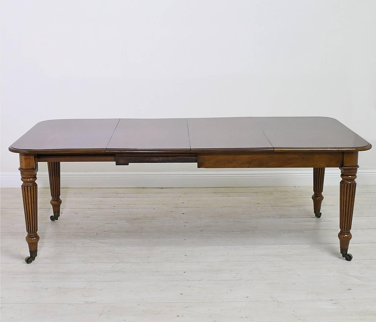 A beautiful and functional extension dining table in mahogany with turned and reeded legs ending on original brass castors. Comes with two original, un-skirted leaves or plates, England, circa 1845.
Measures: Closed 46