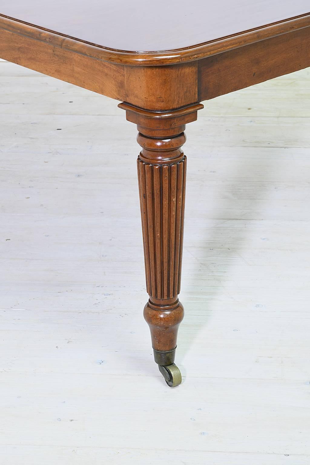 19th Century English Victorian Extension Dining Table in Mahogany with Leaves 2