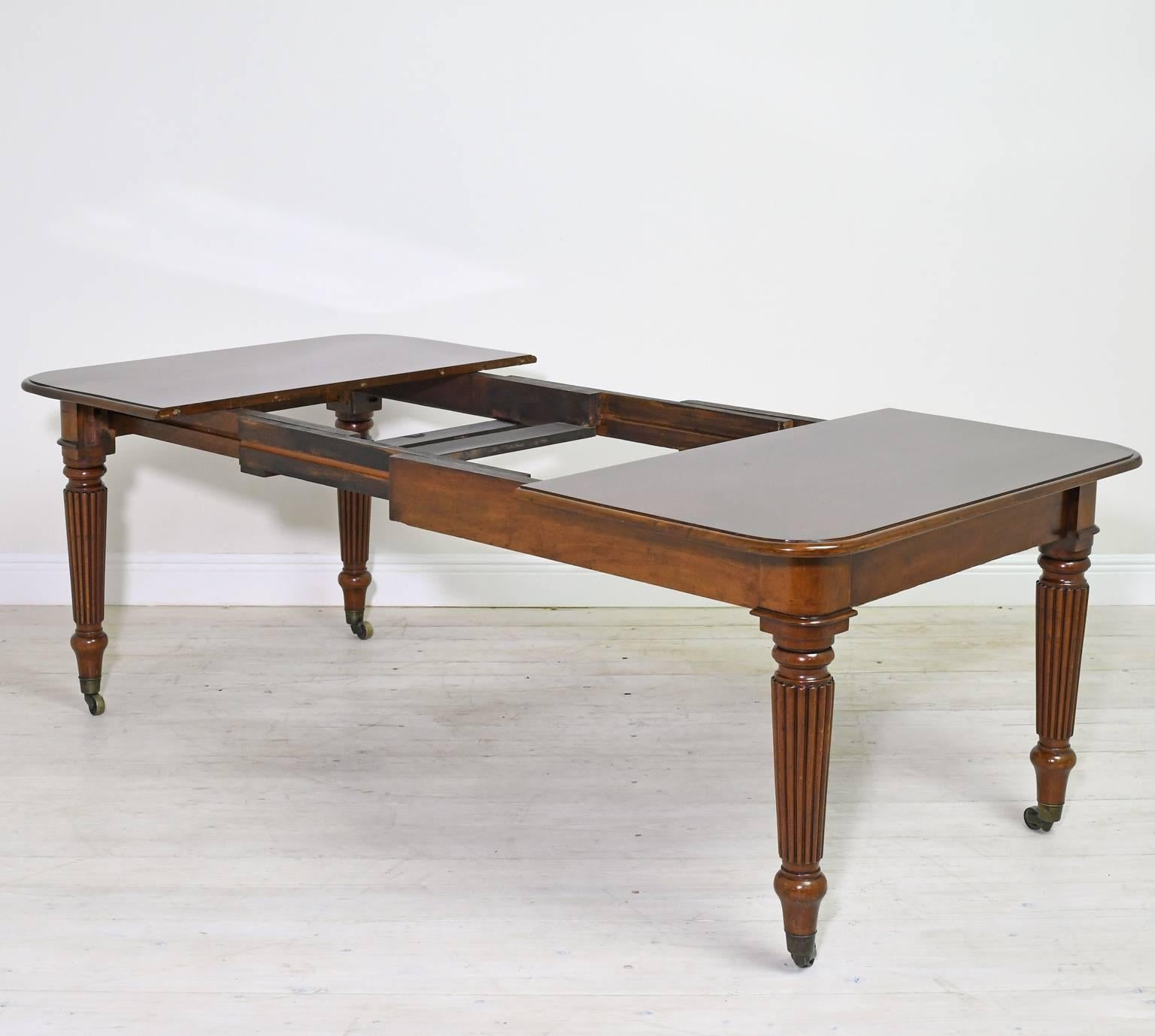 Polished 19th Century English Victorian Extension Dining Table in Mahogany with Leaves