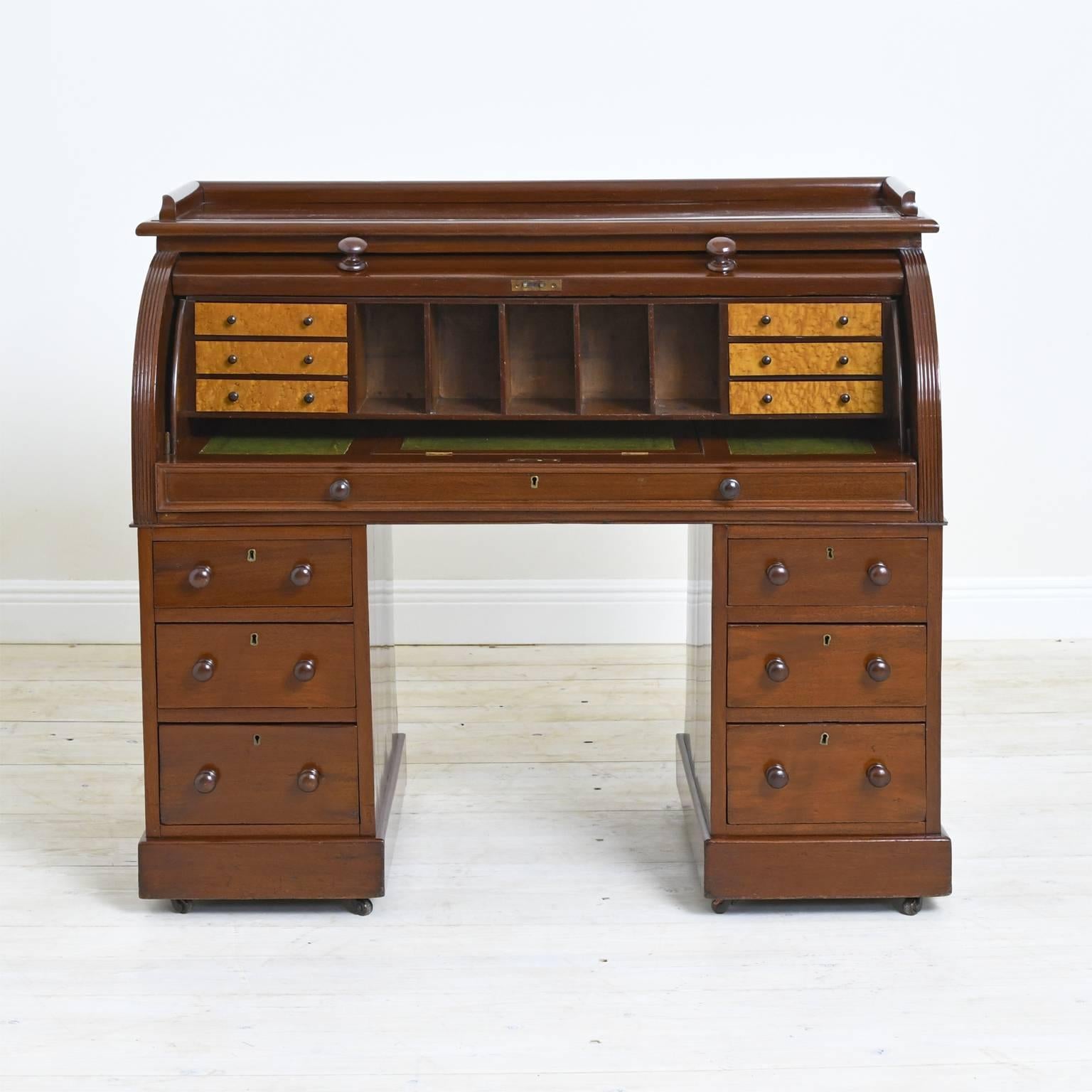 English Pedestal Desk in Mahogany with Cylinder Top, circa 1840 In Good Condition In Miami, FL