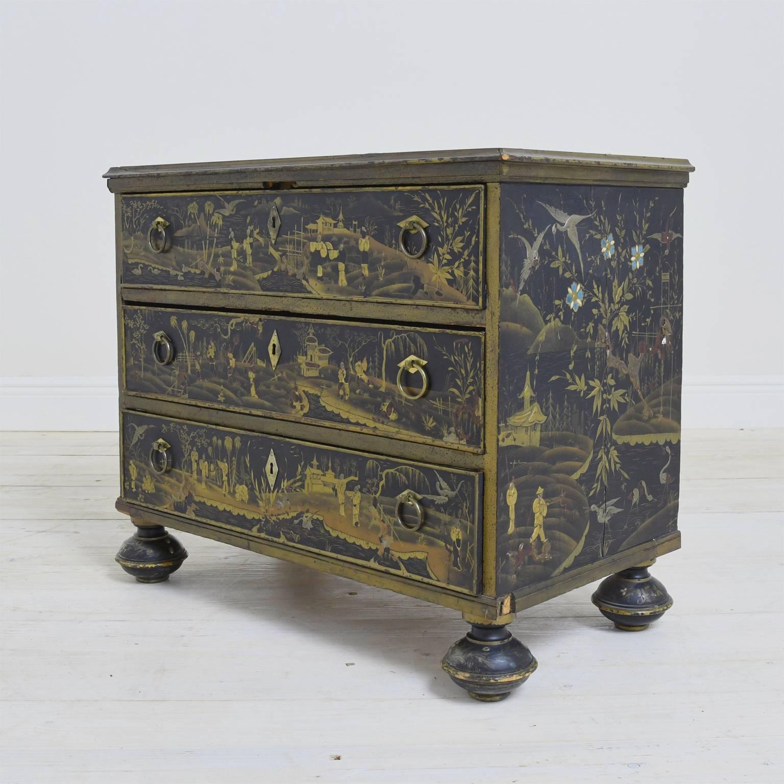 A very handsome chinoiserie chest in lacquered wood with japanning depicting Chinese scenes with figures and birds in landscape and offering three drawers. Chest rests on turned bun feet. West Indies, circa late 1700s.

Makes a lovely end