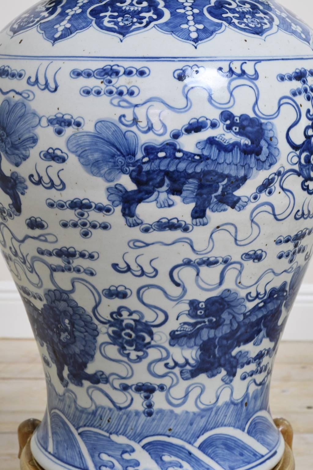Pair of 20th Century Chinese Blue and White Porcelain Urns with Lids on Stands In Good Condition In Miami, FL