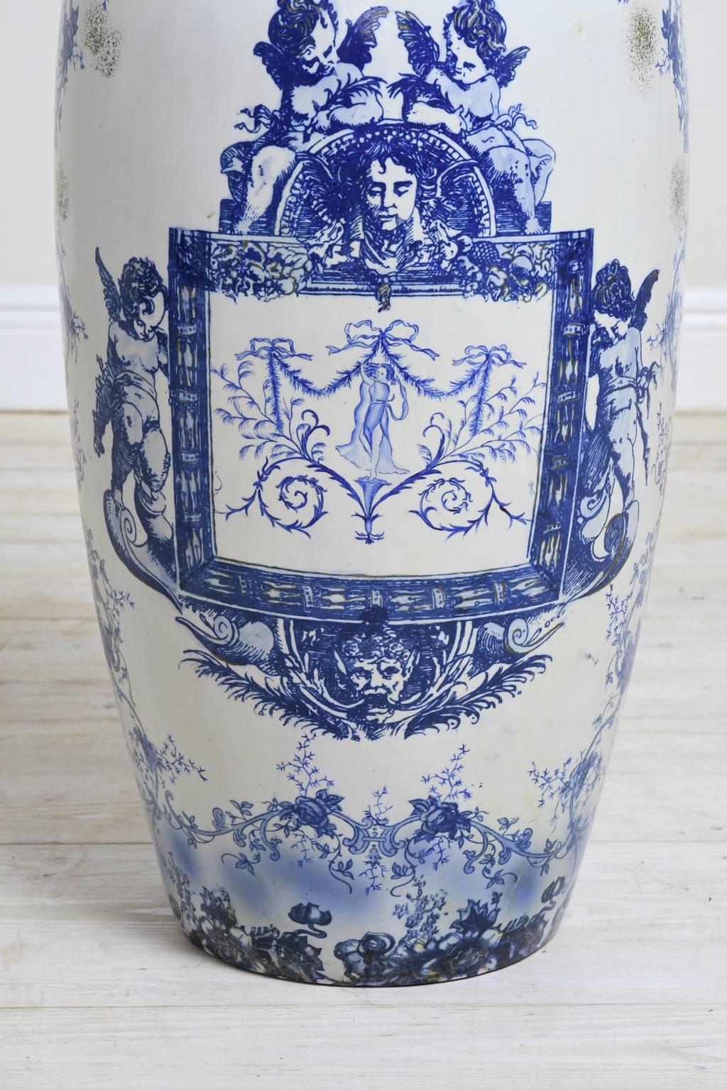 20th Century Decorative Blue and White Chinese Porcelain Export Urn In Good Condition In Miami, FL