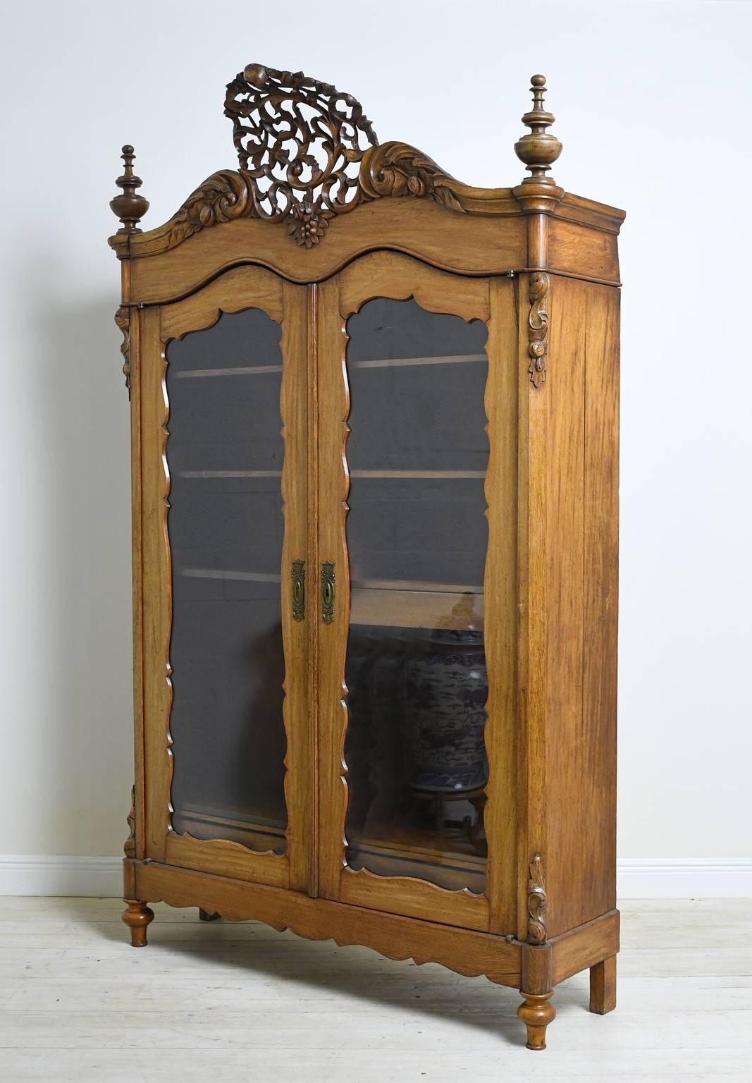 19th Century Dutch Wilhelm II Oak Armoire/Vitrine or Bookcase/Linen Cabinet In Good Condition For Sale In Miami, FL