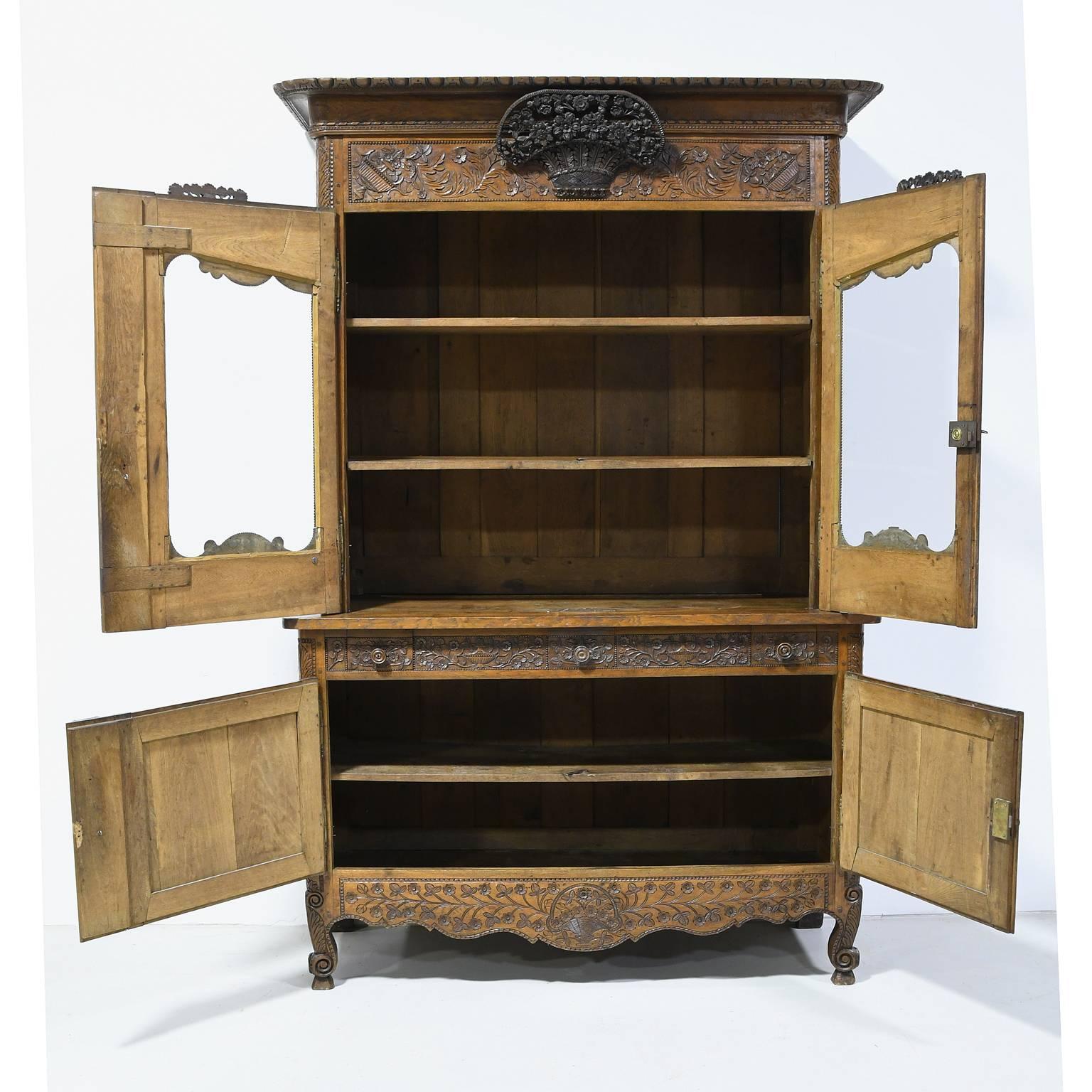 Buffet matrimoniale francese a Deux-Corps in Oak intagliato della Normandia, circa 1800 in vendita 2