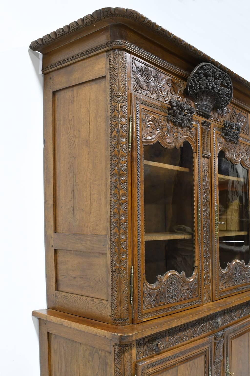 French Marriage Buffet a Deux-Corps in Carved Oak from Normandy, circa 1800 In Good Condition For Sale In Miami, FL