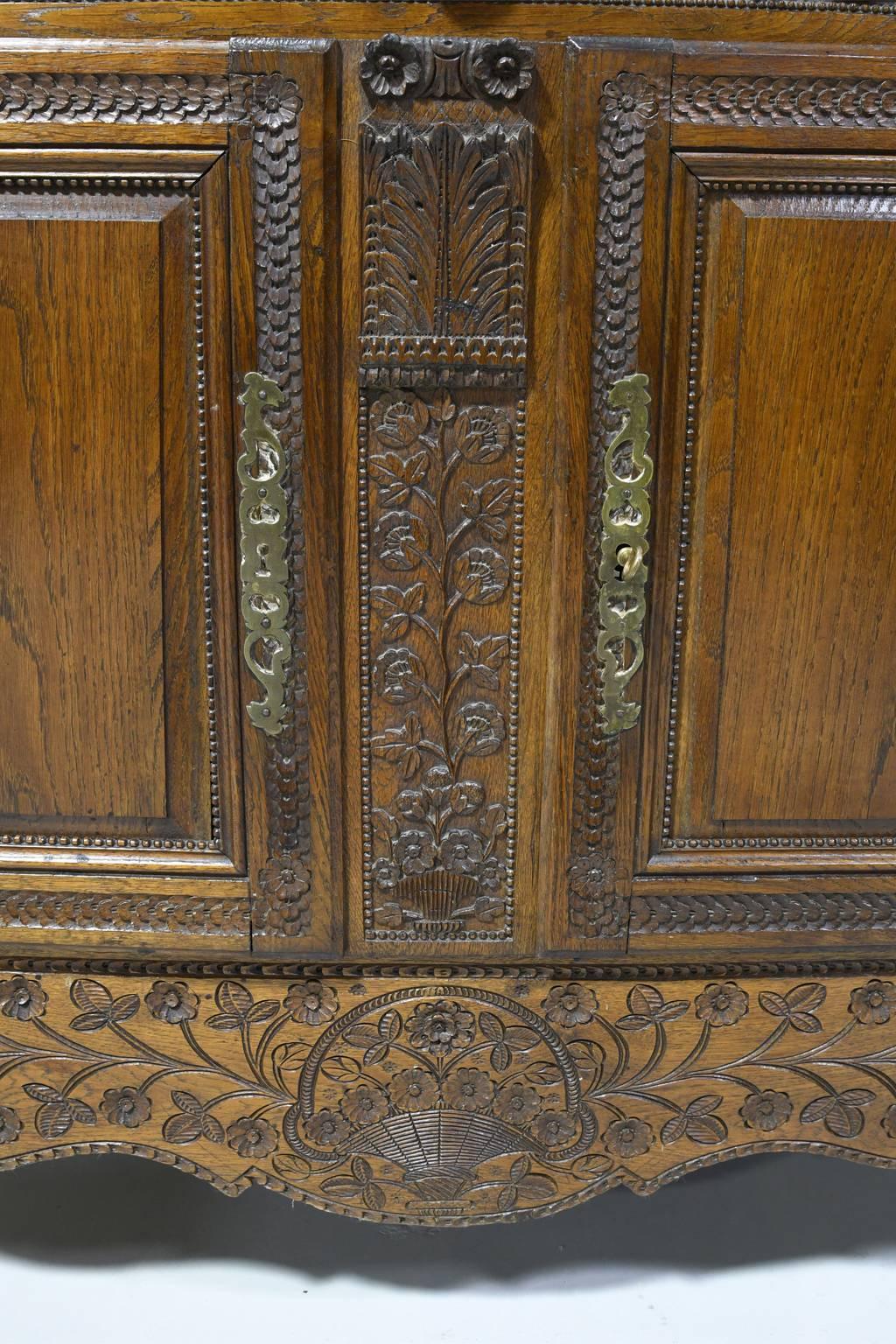 Intagliato Buffet matrimoniale francese a Deux-Corps in Oak intagliato della Normandia, circa 1800 in vendita