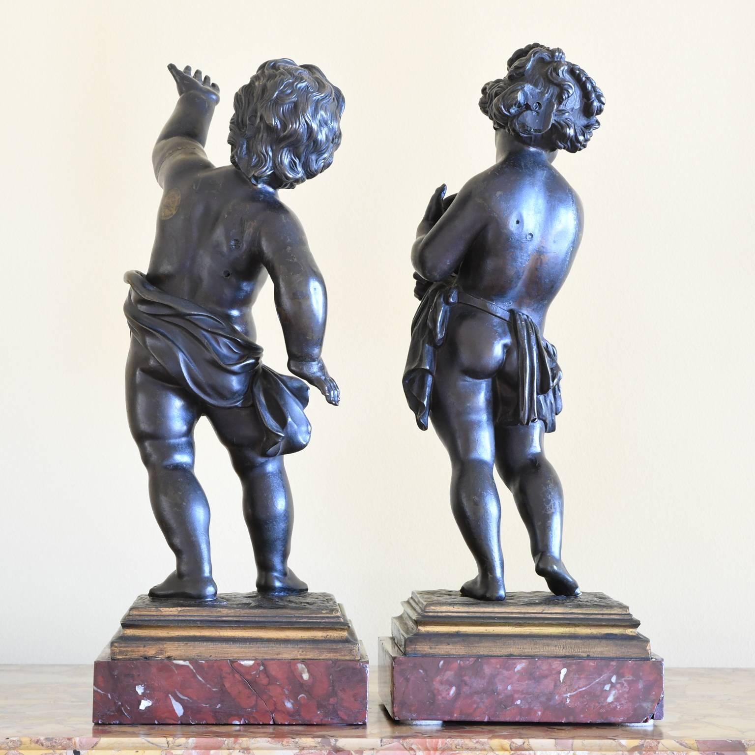 Moulage Paire de chérubins français du 19ème siècle en bronze sur socle en marbre en vente