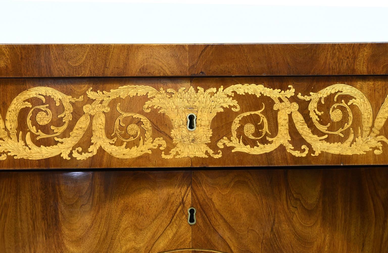 Biedermeier Chest of Drawers in Mahogany with Marquetry Inlays, Germany In Good Condition In Miami, FL