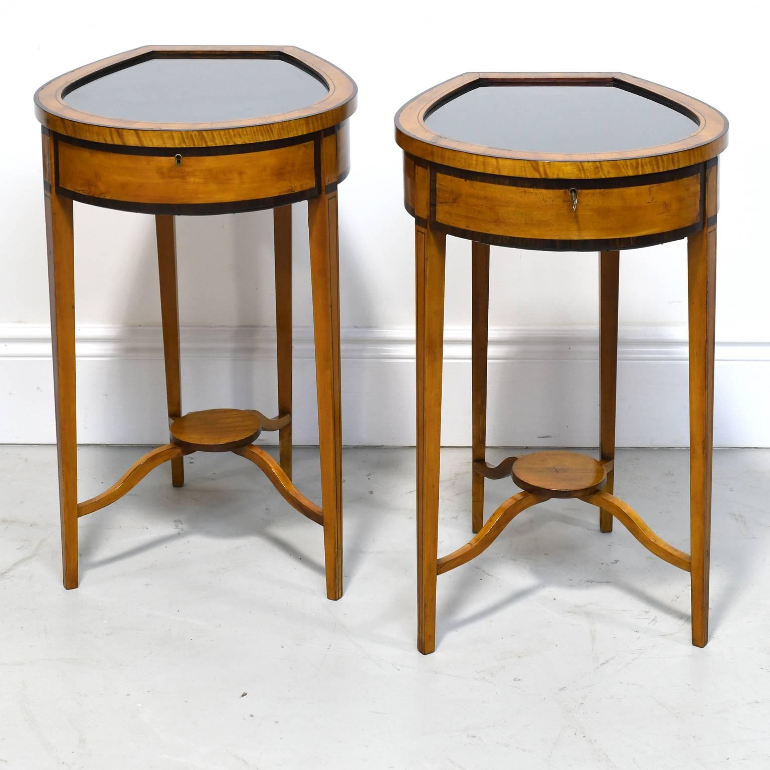 Pair of Edwardian Satinwood, Parcel-Ebonized Curio Tables, circa 1900 In Good Condition For Sale In Miami, FL