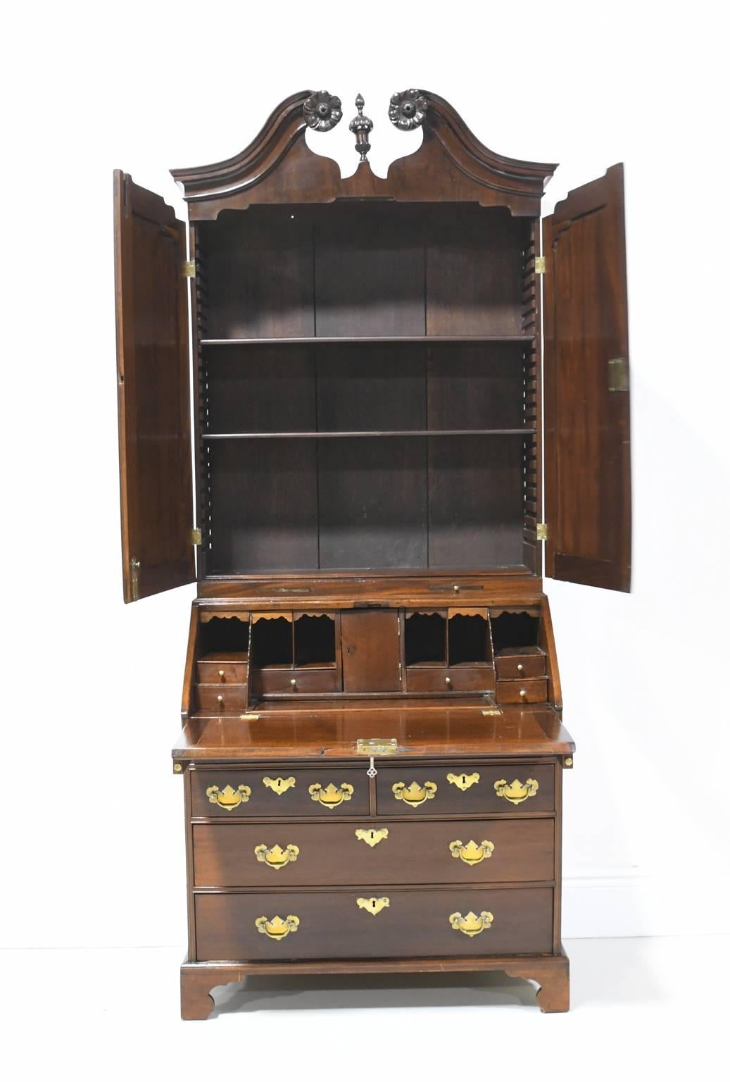 Antique English George III Slant-Front Secretary w/ Bookcase in Cuban Mahogany In Good Condition For Sale In Miami, FL