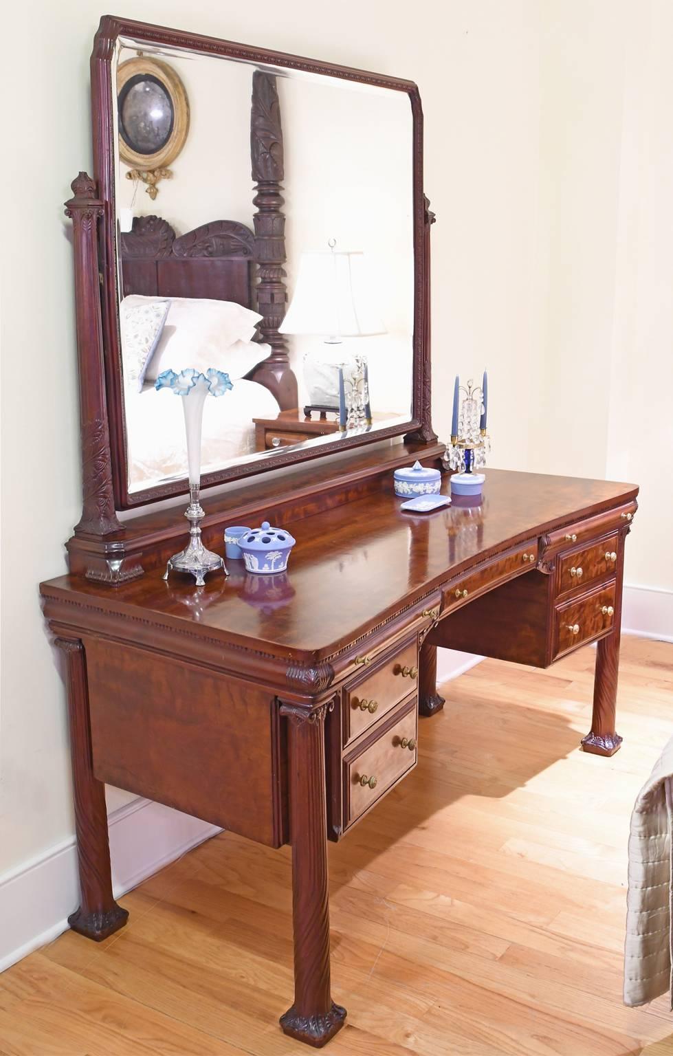 A beautiful and unique Belle Époque Dressing Table in mahogany from the American Golden Age, circa 1890-1910, one of the finest periods of cabinet-making in NYC. Inspired by Neoclassical architecture, this dressing table is beautifully-designed