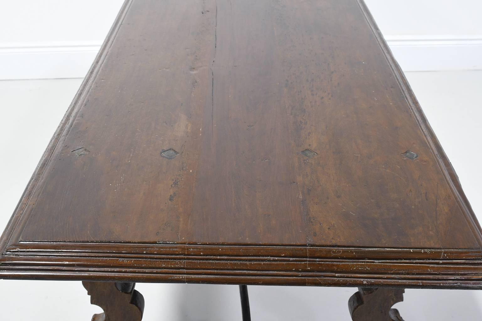 Spanischer Garderoben-Esstisch aus dem 18. Jahrhundert mit Trestle und geschmiedetem Eisenträger im Zustand „Gut“ im Angebot in Miami, FL