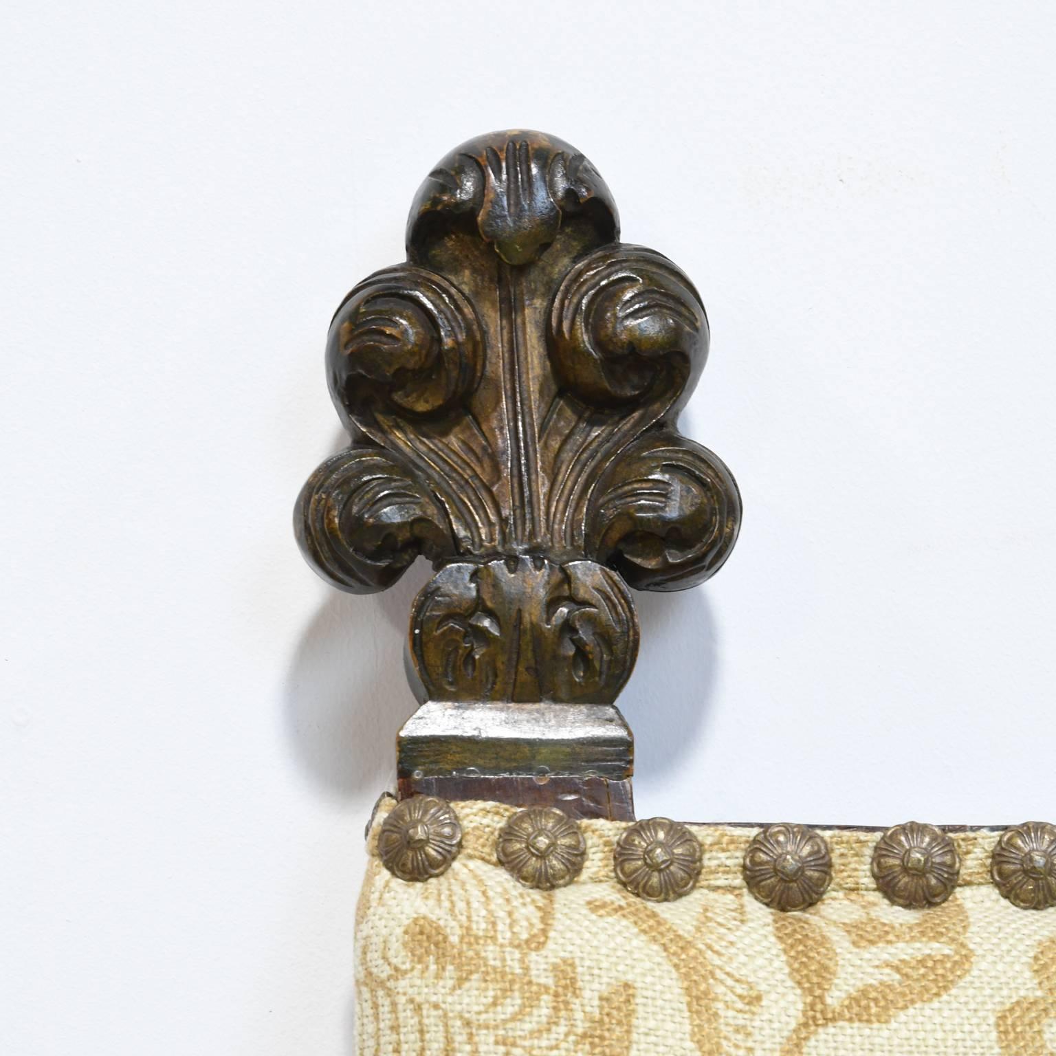 Paar Thronstühle im Jacobean-Stil des 19. Jahrhunderts mit geschnitzten königlichen Federn (Englisch) im Angebot