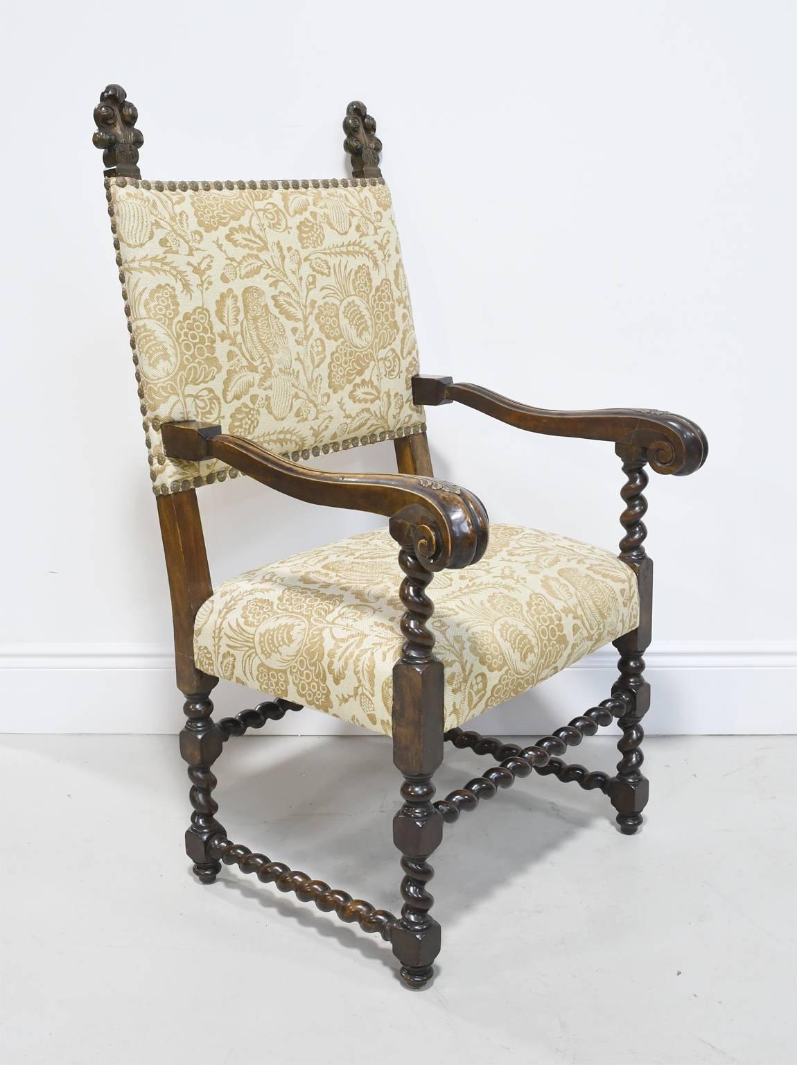 Tissu d'ameublement Paire de chaises de trône de style Jacobean du 19ème siècle avec plumes royales sculptées en vente