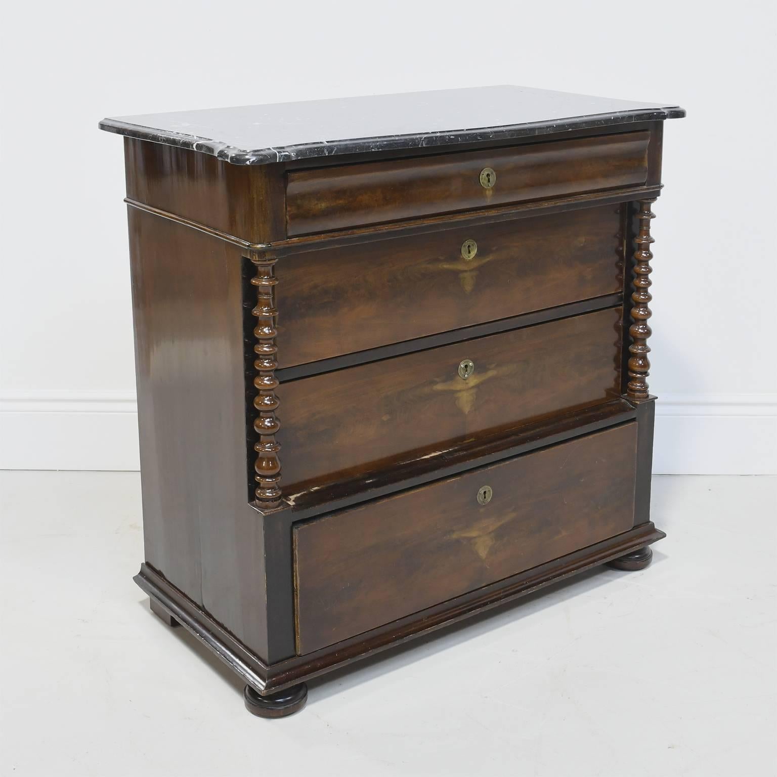 Antique Louis Philippe Chest of Drawers in Mahogany with Black Marble Top (Deutsch) im Angebot