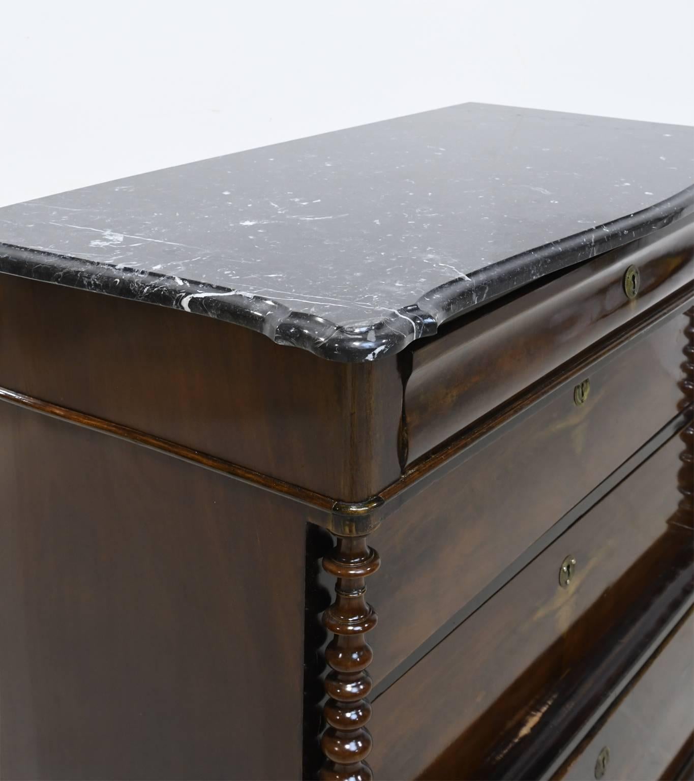 Antique Louis Philippe Chest of Drawers in Mahogany with Black Marble Top (Poliert) im Angebot