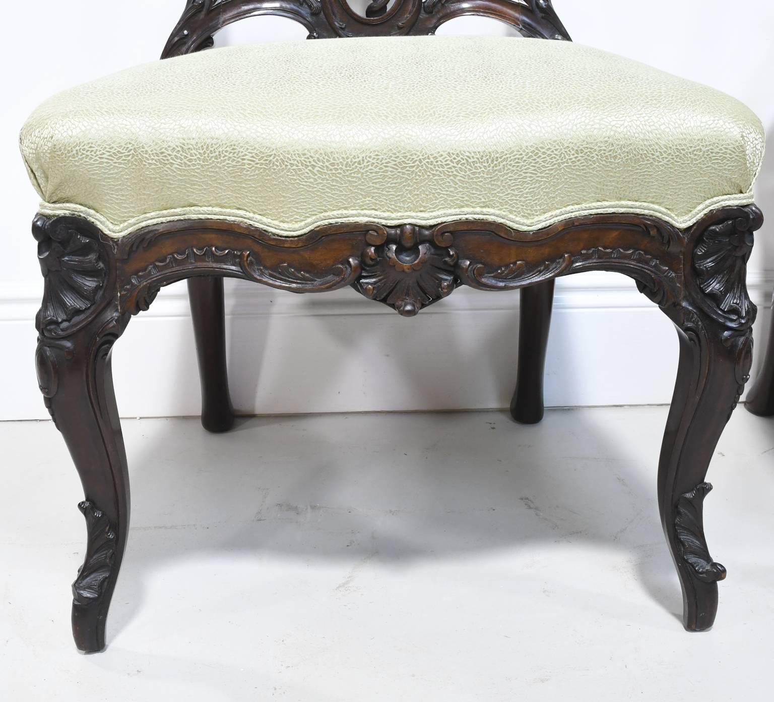 Hand-Carved Pair of Antique American Carved Rococo Revival Chairs in Mahogany w/ Upholstery For Sale
