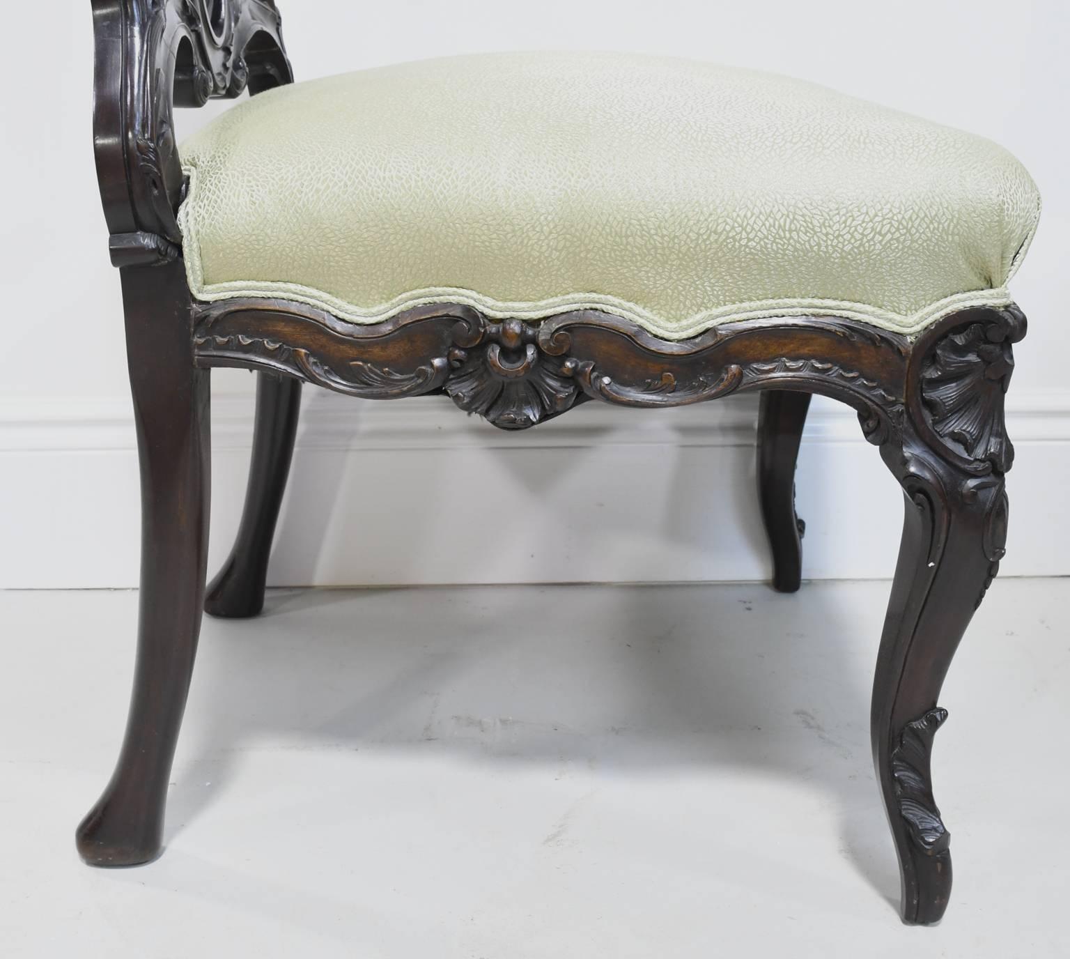 Pair of Antique American Carved Rococo Revival Chairs in Mahogany w/ Upholstery In Good Condition For Sale In Miami, FL