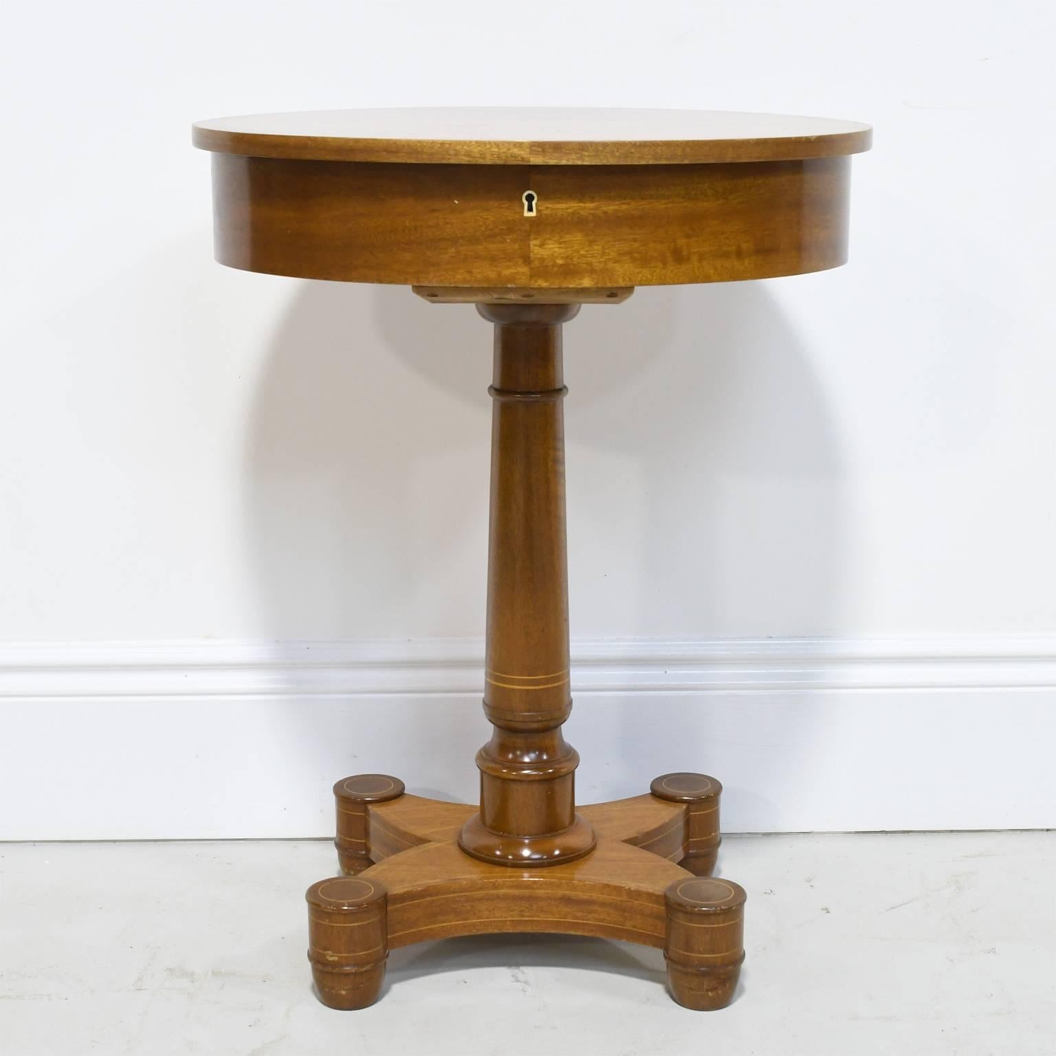 Late 19th Century Oval Sewing Table in Light Mahogany with Line Inlays In Good Condition In Miami, FL