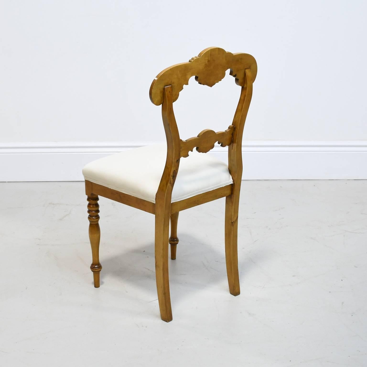 Siglo XIX Juego de seis sillas de comedor Karl Johan de abedul con asientos tapizados Mediados del siglo XIX en venta
