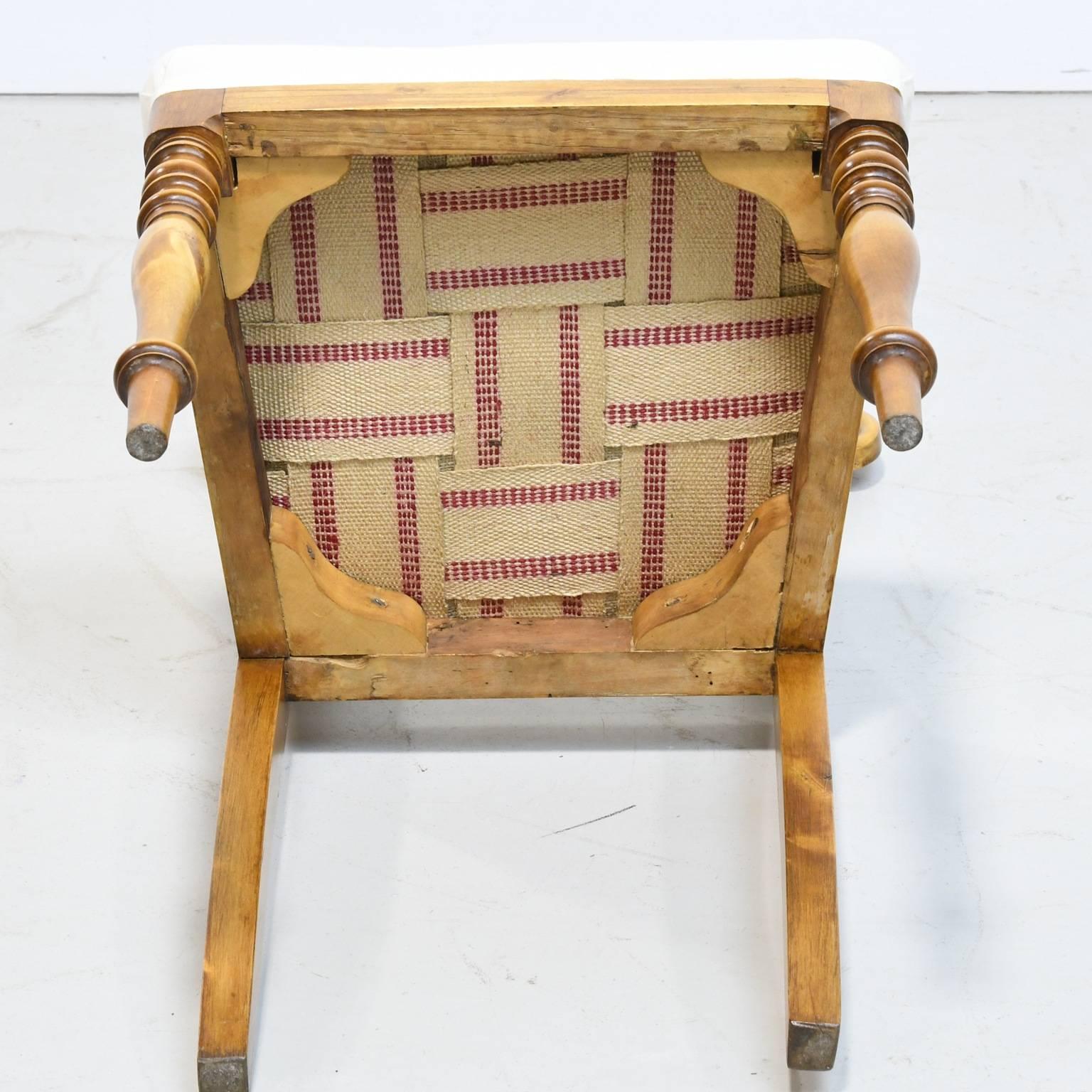 Siglo XIX Juego de seis sillas de comedor Karl Johan de abedul con asientos tapizados en venta 3