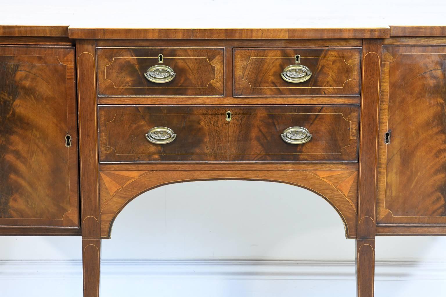 American Hepplewhite-Style Sideboard, circa 1890 In Good Condition In Miami, FL