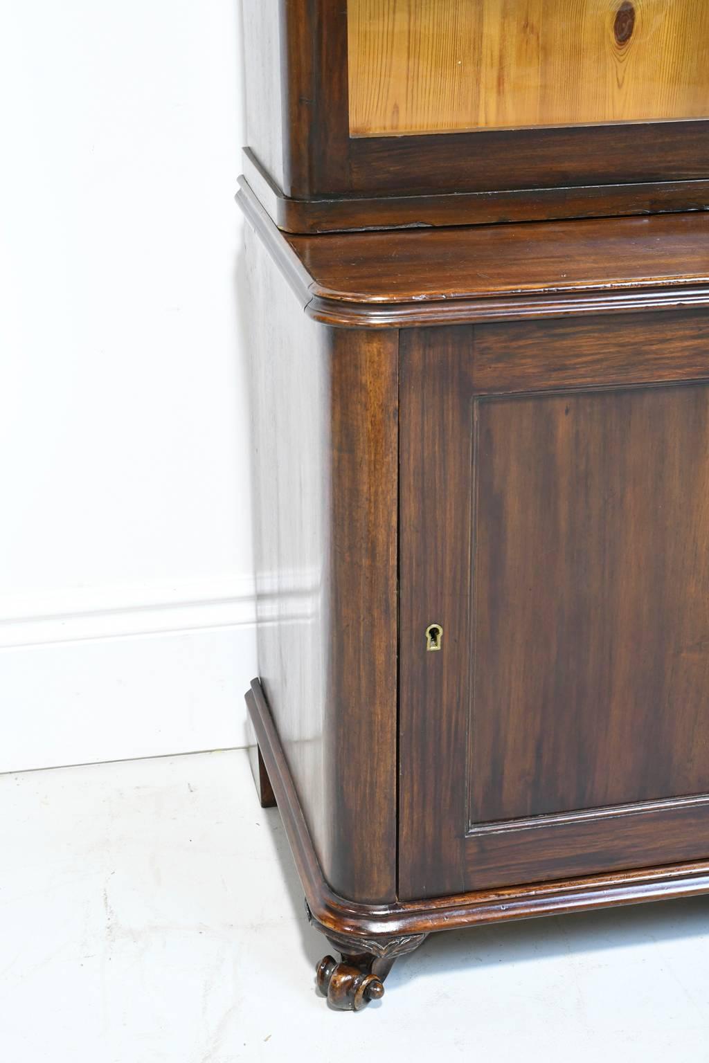 Fretwork Narrow 19th Century Bookcase or Vitrine with Cabinet in Mahogany, circa 1840