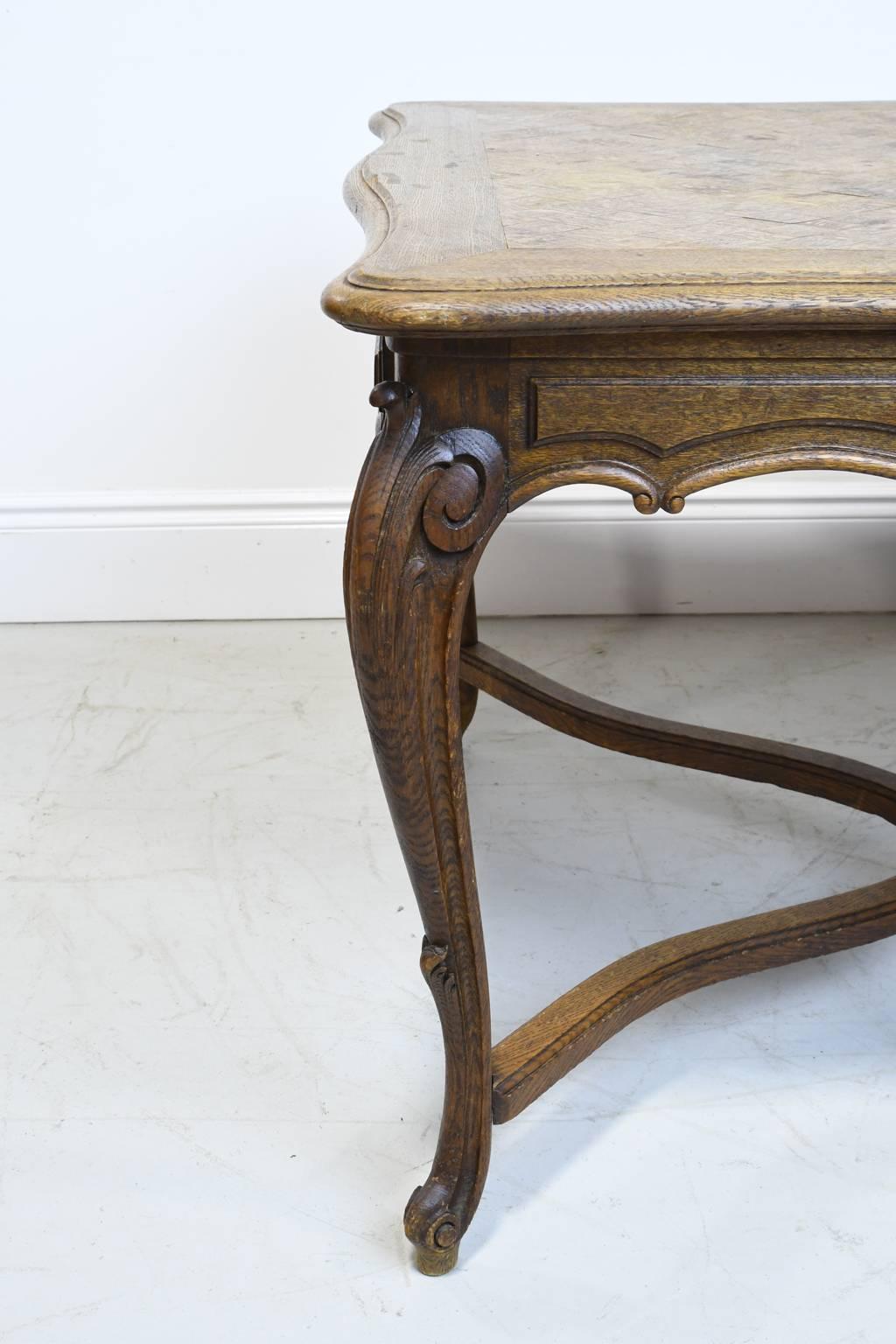 Antique French Louis XV Style Extension Dining Table in Carved Oak w/ Parquetry In Good Condition In Miami, FL