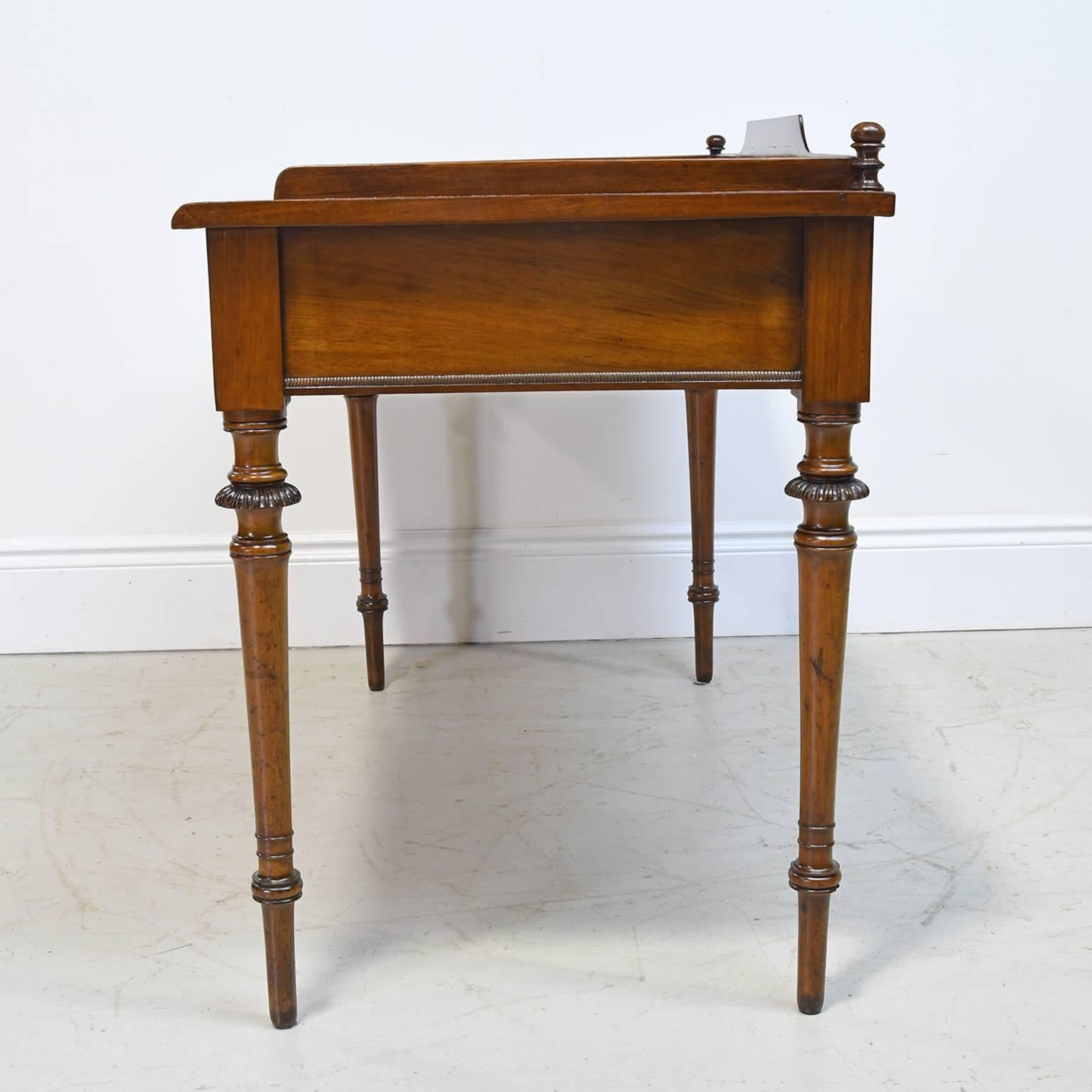 Antique Christian VIII Scandinavian Writing Desk in Mahogany with Marquetry In Good Condition In Miami, FL