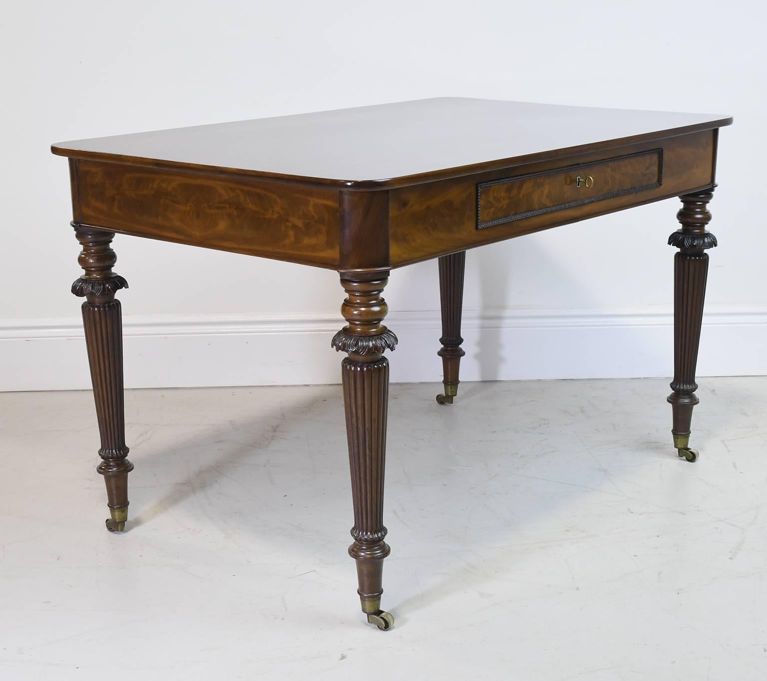 A very beautiful and functional writing desk with lovely proportions in West Indies (Cuban) mahogany on turned and reeded legs with foliate carving, and offering one long drawer, Denmark, circa 1835. French-polish finish, original lock with working
