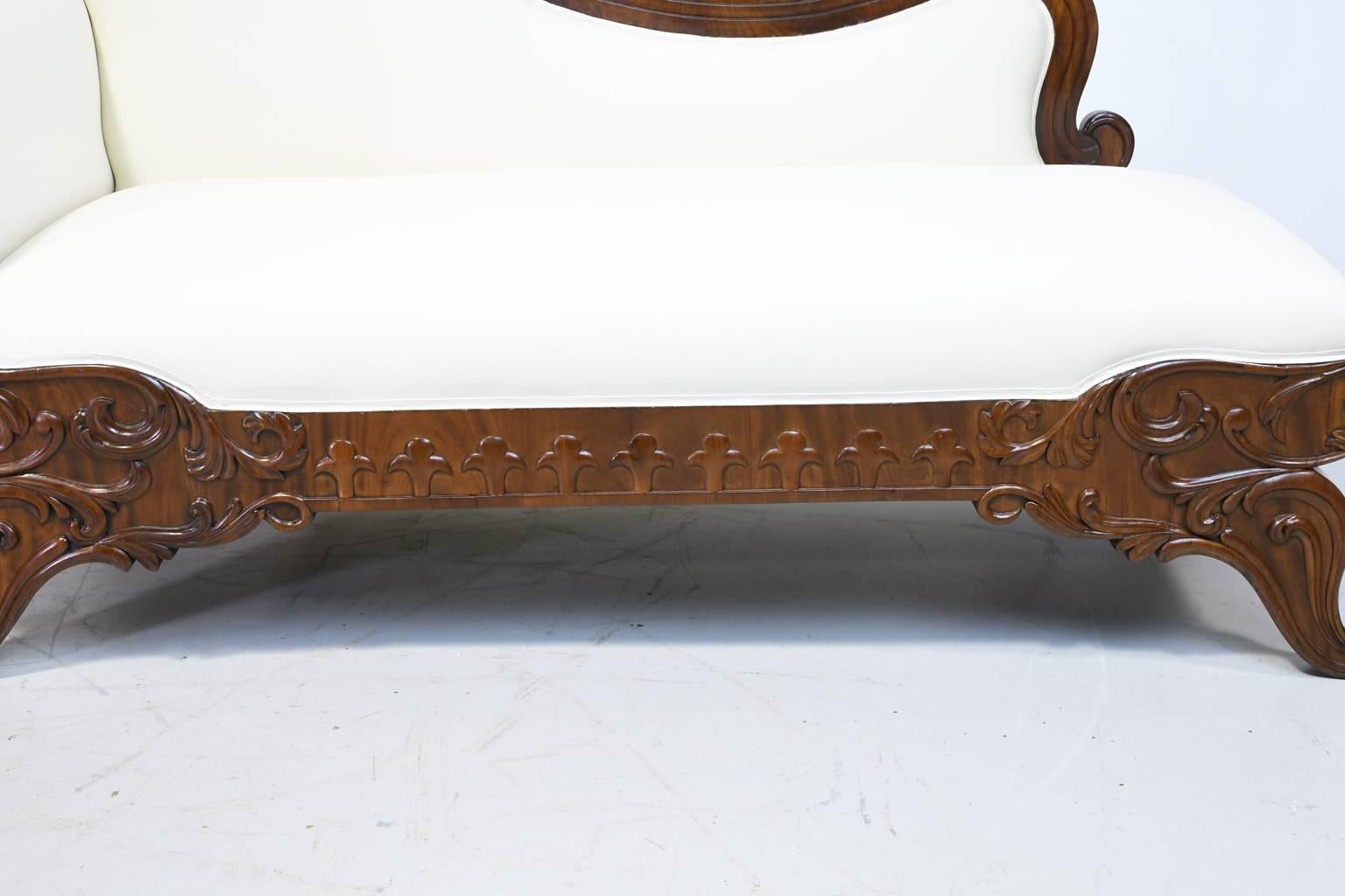 Swedish Karl Johan/ Empire Meridienne/ Recamier in Carved Mahogany w/ Upholstery In Good Condition For Sale In Miami, FL