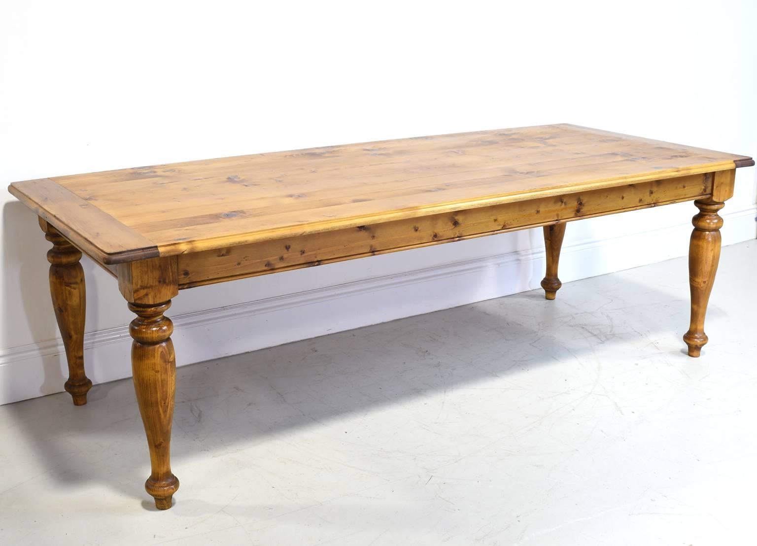 A long farmhouse kitchen or dining table in pine with plank top and turned legs. Hand-rubbed oil finish. Beautifully designed and solidly built in the Netherlands, circa 1990s.
Beautifully finished in a natural hand rubbed oil finish. Top has two