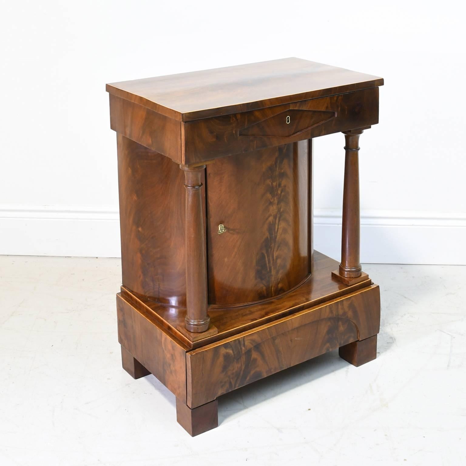 19th Century North German Biedermeier Small Cabinet in Mahogany, c. 1825 3