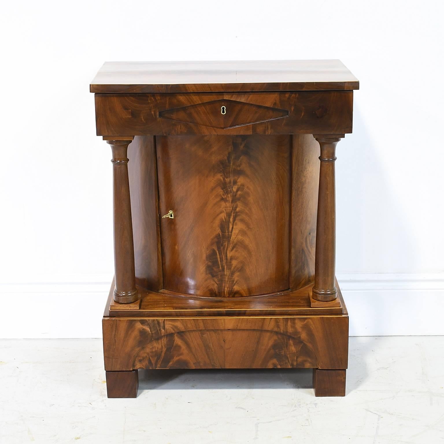 19th Century North German Biedermeier Small Cabinet in Mahogany, c. 1825 4