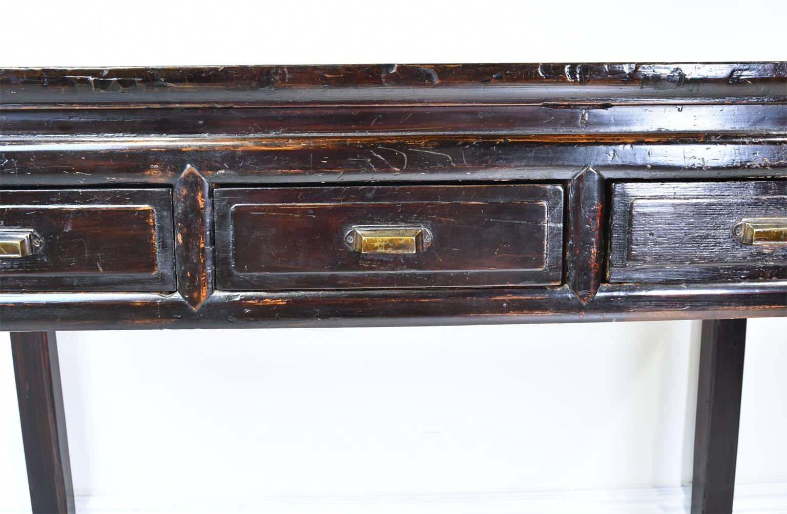 19th Century Qing Dynasty Chinese Sofa Table with Black Lacquer & Three Drawers For Sale 1