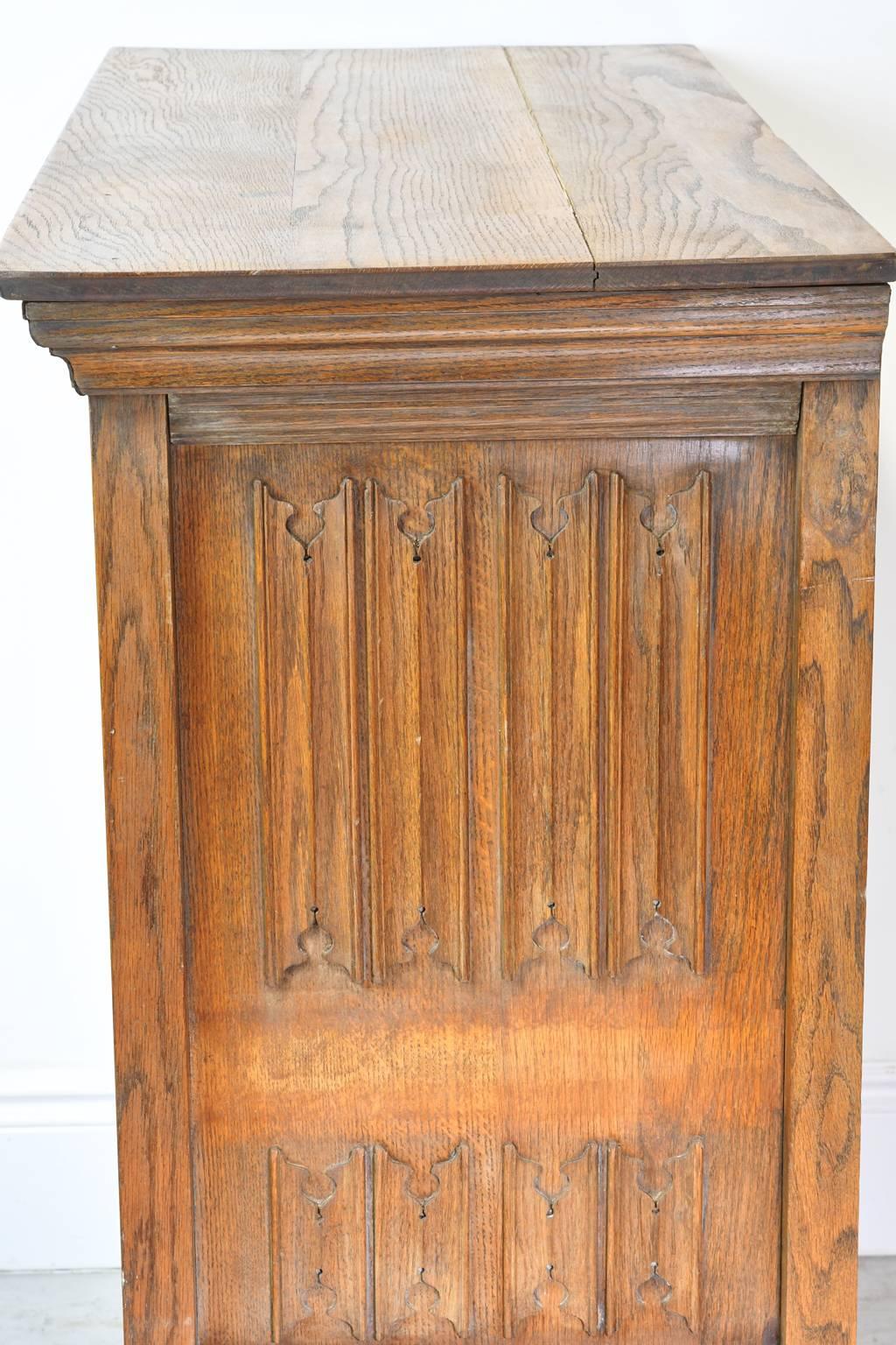 Early 20th Century Arts & Crafts Bar Cabinet in Oak with Carved Panels In Good Condition For Sale In Miami, FL