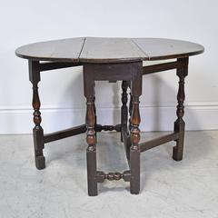 petite table de salle à manger ou de canapé en chêne du 18e siècle:: à pieds en forme de porte