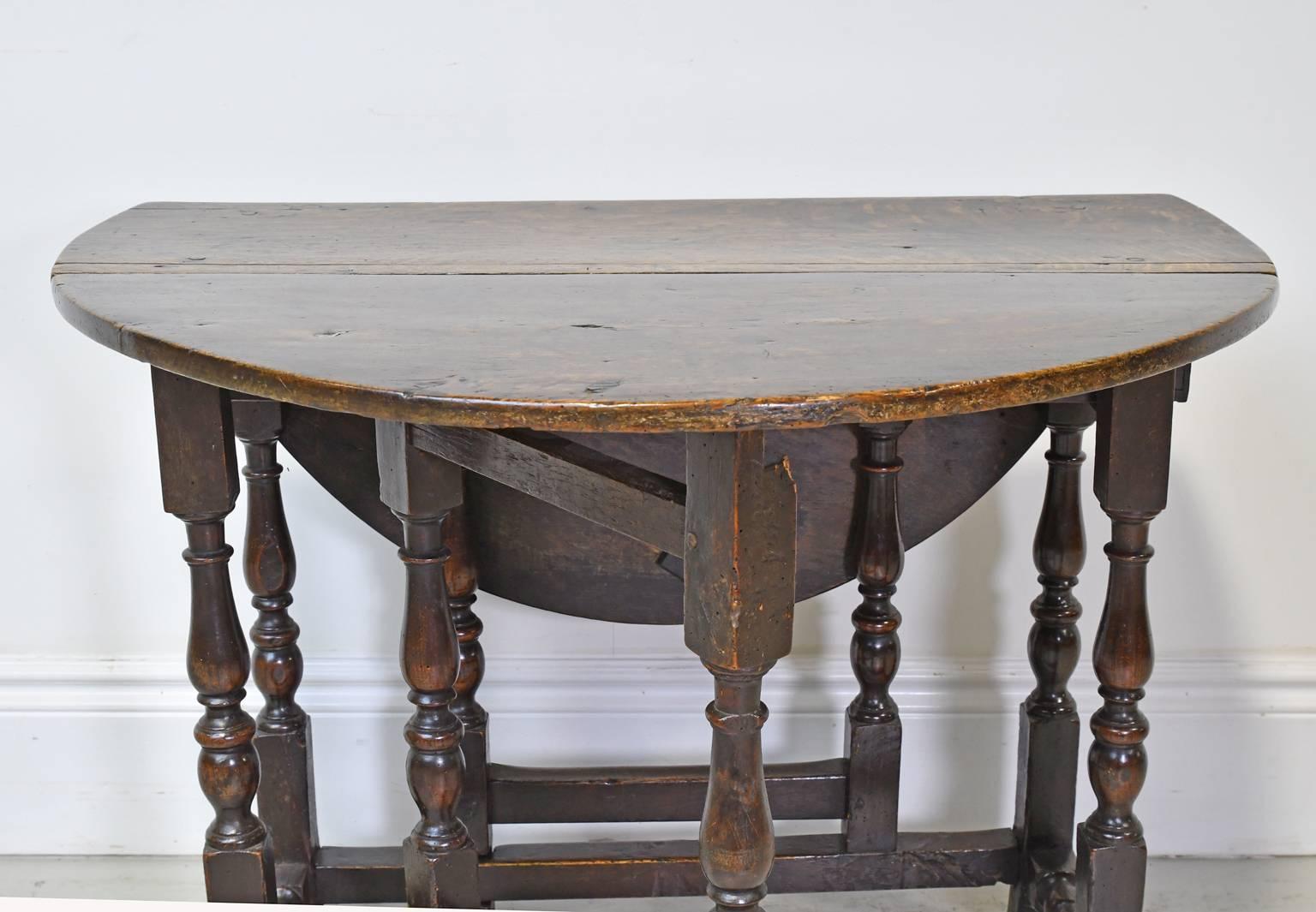 Swedish 18th Century Small Gate-leg Dining or Sofa Table in Oak