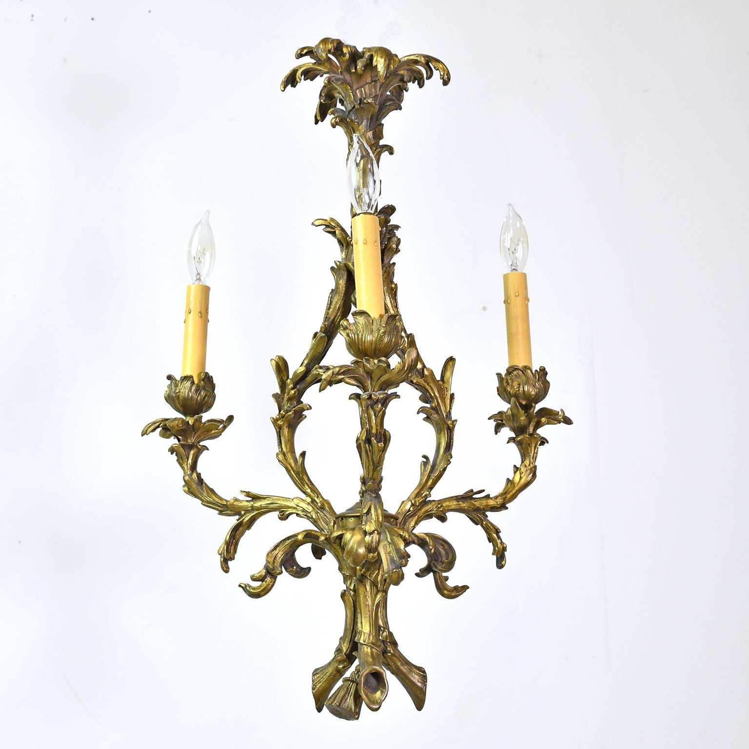 From the Belle Époque, a very lovely and small chandelier in bronze doré with three lights in the French Rococo style of Louis XV. France, circa 1900.
Perfect size for a small foyer, bathroom or powder room!
15 1/4