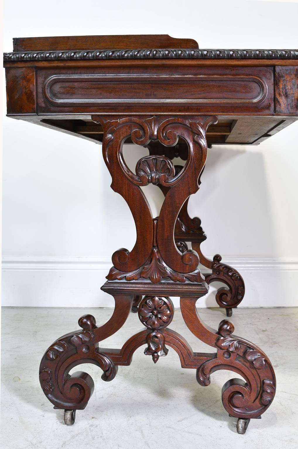 Néo-rococo Table à écrire Meeks & Sons de New York en acajou prune et cuir, vers 1840 en vente