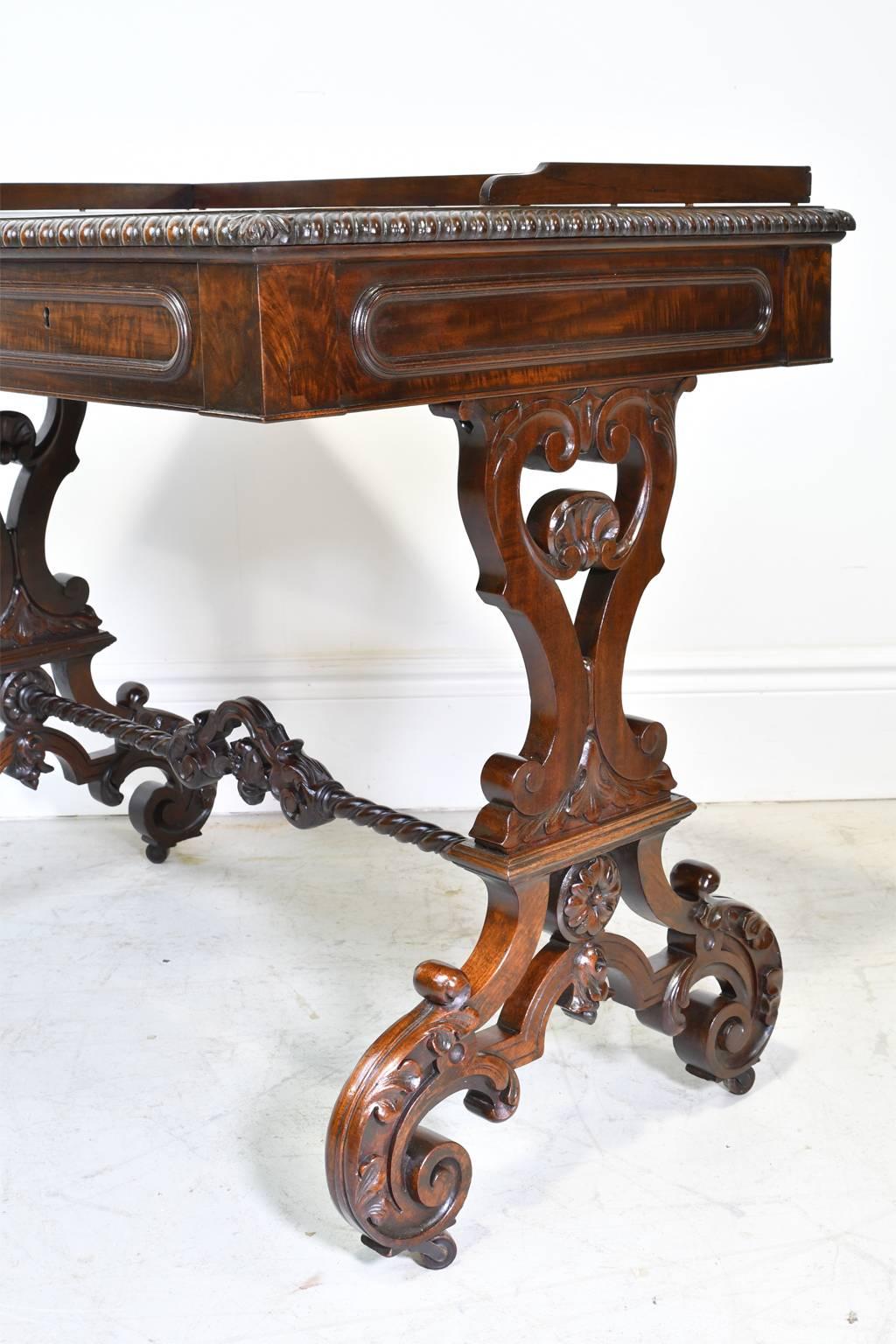 Cuir Table à écrire Meeks & Sons de New York en acajou prune et cuir, vers 1840 en vente