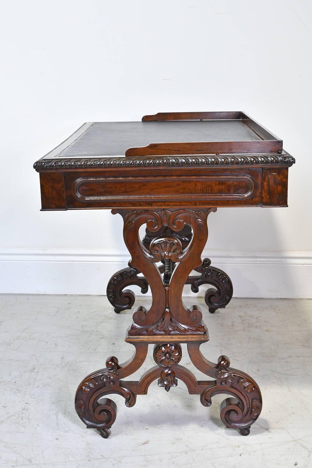 New York Meeks & Sons Writing Table in Plum Mahogany with Leather, circa 1840 For Sale 2