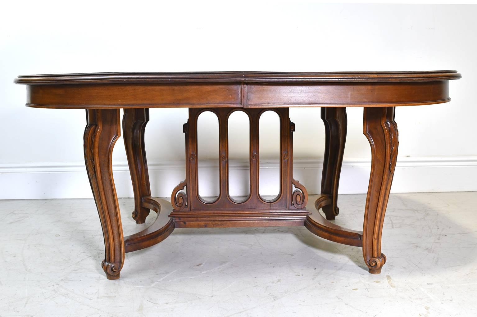 19th Century, French Belle Époque Coffee Table in Walnut In Good Condition For Sale In Miami, FL